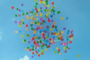 inaugurazione negozio, nuvola di palloncini colorati in cielo, COMINshop