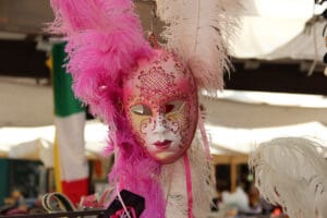 Consigli per allestire vetrine Carnevale, maschera di Carnevale con bandiera italiana sullo sfondo